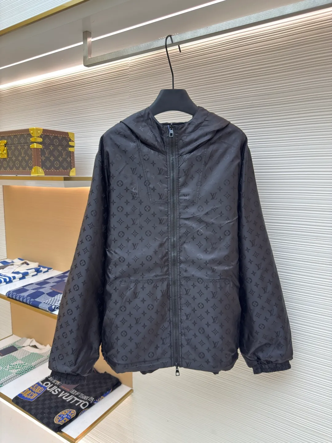 LOUIS VUITTON double-sided windproof pin jacket ●Authentic product: purchased and developed for 22800 ●Item number: 1680472-C55 ●Fabric: polyester fiber fabric ●Technology: jacquard ●Version: fitted version ●Weight: about 565 grams ●Size: 44-46-48-50 ●Description: The solid color fabric is made of nylon encrypted matt twill fabric, and the jacquard fabric on the other side is made of 50D nylon yarn-dyed jacquard fabric. The solid color front panel is laser-burned, hand-made of white copper, with a triangle pin with logo and glossy finish. The front panel pocket uses a hardware keychain to hang a folding clothing tag, and the jacquard letters on the front chest placket are made of single-piece flowing pure It is cut by hand to restore the flower, and all the pieces are numbered. The pockets are also cut with the restored flower number. The fabric is relatively light and silky, and it takes time to cut accurately. The front and center are equipped with a double-circulation puller 5# orbital zipper. The hem and the hood are worn with spiral elastic ropes with ring anti-slip buckles, square pig nose buckles with logo, and all holes are punched with hardware and logo on the cloth-colored cornrows.